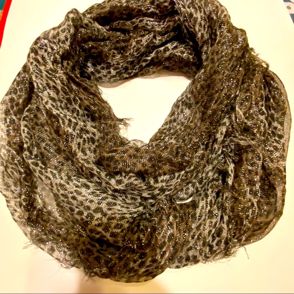 NWOT SPARKLY / INFINITY SCARF 💋
